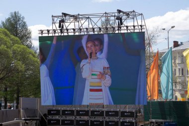 Uluslararası ritmik jimnastik Geleneksel halk sahne dansdans dans topluluğu performansı. Etnik dans. Rusya Berezniki 26 Mayıs 2019