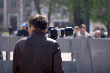 portre asya yaşlı yaşlı adam hobi fotoğrafçı seyahat beyaz arka plan üzerinde reklam veya promosyon metin için kopya alan, İnsanlar yaşam tarzı kavramı . Rusya Berezniki 26 Mayıs 2019