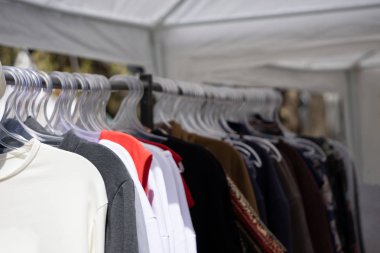 Kışlık giysiler askıda asılı. .