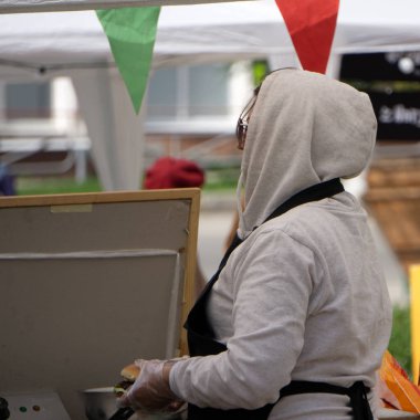 Gülen ve having fun açık havada mutlu arkadaşlar .