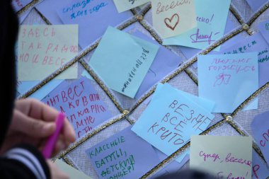 Renkli Post It Notlar Üzerinde Sanat ve Kültür Merkezi'nde duvarlarda öneriler ile . Rusya Berezniki 26 Mayıs 2019 .