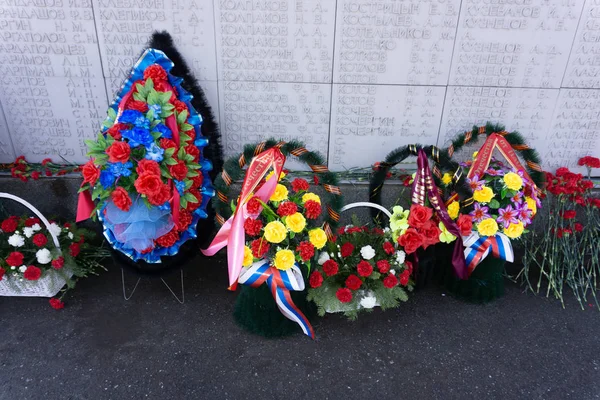 Çiçek pazarında kırmızı gerbera, zambak, antoryumdan yapılmış modern cenaze çelengi Kırmızı renkte yuvarlak şekilli cenaze çelengi - Berezniki 9 Mayıs 2018 — Stok fotoğraf