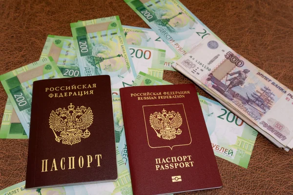 Paspoort op de achtergrond geld Rusland documenten reis . — Stockfoto