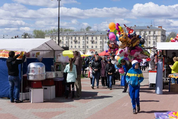 Fröhliche junge Leute party.festival event party mit people concept.clubber drinks. russland berezniki 26 mai 2019 . — Stockfoto