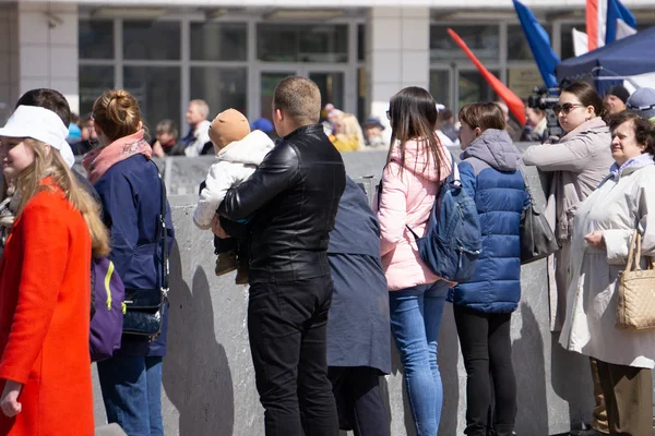 Una multitud de personas come focas alrededor de mesas al aire libre durante el festival de comida callejera por la población de la ciudad. Rusia Berezniki 26 mayo 2019 — Foto de Stock