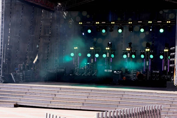 Músico Asli Gungor en un evento de caridad en el verano turco y la plaza central de la ciudad de vacaciones durante un concierto público sin prensa involucrado — Foto de Stock