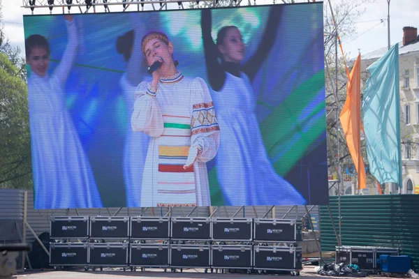 Hermosos bailarines van a participar en el conjunto en el escenario. Trabajadores festivos de la industria del petróleo y el gas. Rusia Berezniki 26 mayo 2019 — Foto de Stock