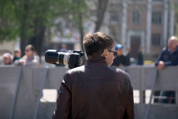 摄影师在城市风景拍摄。俄罗斯 别列兹尼基 26 五月 2019 — 图库照片