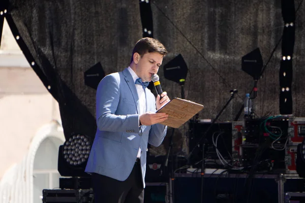 El animador. Joven hombre elegante hablando sosteniendo micrófono, aislado sobre fondo blanco. Rusia Berezniki 26 mayo 2019 — Foto de Stock