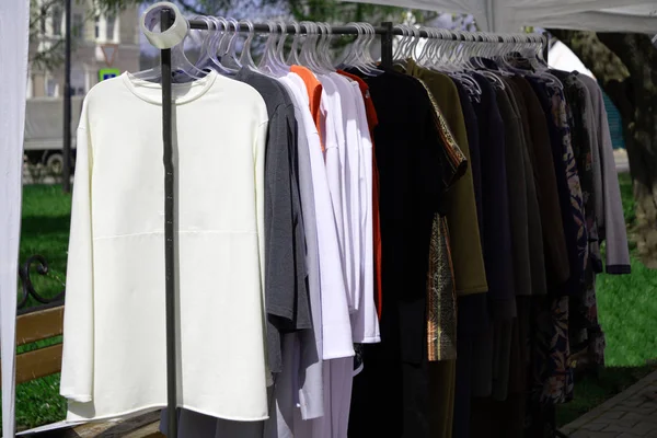 T πουκάμισα κρέμονται στα ρούχα κρεμάστρα πολύχρωμο T shirt — Φωτογραφία Αρχείου