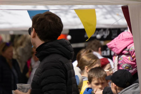 Lidé oslavují karneval na ulici. Rusko Berezniki 26 květen 2019 — Stock fotografie