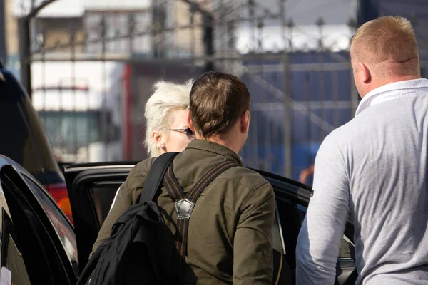 Glückliches Treffen zweier Freunde, die sich auf der Straße umarmen . — Stockfoto