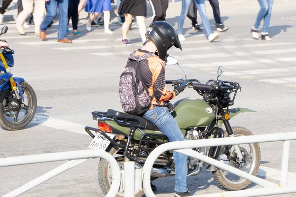 Молода сексуальна кучерява жінка, яка сидить на монтажі мотоциклетної студії. Росія Березніки 26 травня 2019 — стокове фото