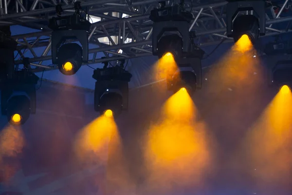 Mavi mor ışıklandırma ve sahnede dumanla zemin tahtasıyla .