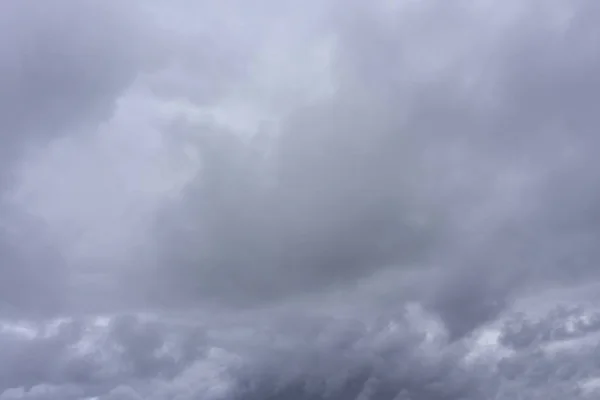 Темные зловещие облака Драматическое небо открытая стратосфера — стоковое фото