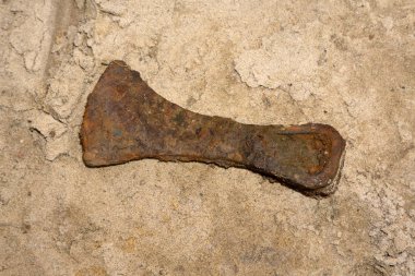 Tahta saplı balta beyaza izole edilmiş. .