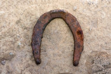 eski paslı ve yıpranmış nal beyaz doğal gölgeler izole