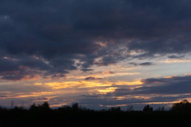 nehir güneş ışınları alacakaranlık sarı dağ üzerinde gün batımı .