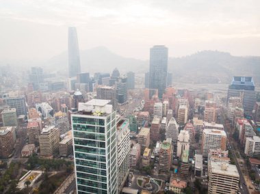 Cityscape modern şehir yukarıdan. Santiago de Chile hava