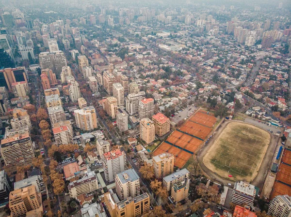 上から近代的な都市の街並み 空気からサンティアゴ — ストック写真