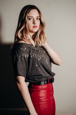 Stüdyoda poz veren güzel genç bir kadın.