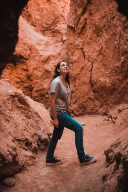 Genç kadın doğa ve Milli Park mağara keşfetmek