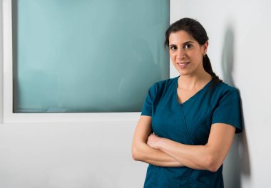 Genç latin kadın hemşire hastanede