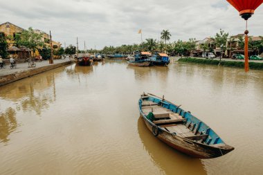 Hoi An, Vietnam / Vietnam - 27 Temmuz 2013: eski Vietnam tekne Hoi nehirde yüzen bir