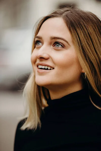 Portret Van Een Mooie Jonge Vrouw Blond Haar Blauwe Ogen — Stockfoto