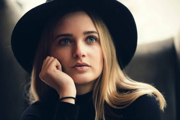 Retrato Una Hermosa Joven Cabello Rubio Ojos Azules — Foto de Stock