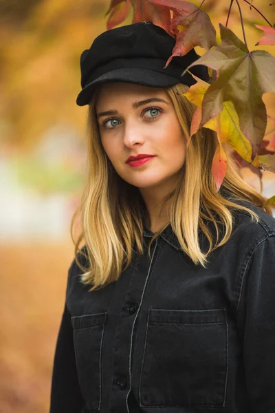 Krásná Dívka Městě Podzimní Sezóně — Stock fotografie