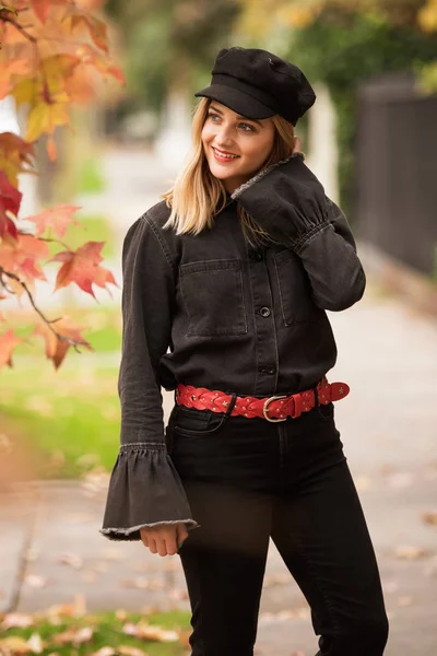 Schöne Mädchen Der Stadt Der Herbstsaison — Stockfoto