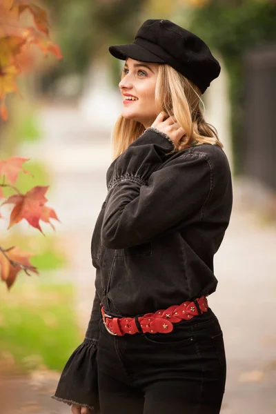 秋のシーズンの都市で美しい少女 — ストック写真