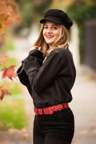 秋のシーズンの都市で美しい少女 — ストック写真