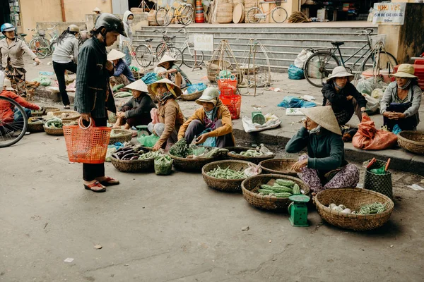 Hoi Vietnam Vietnam Juli 2013 Vietnamesiska Människor Sälja Mat Gatan — Stockfoto
