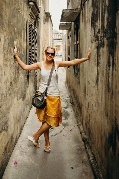 Młoda Kobieta Stoi Środku Starego Aleja Wietnamie — Zdjęcie stockowe