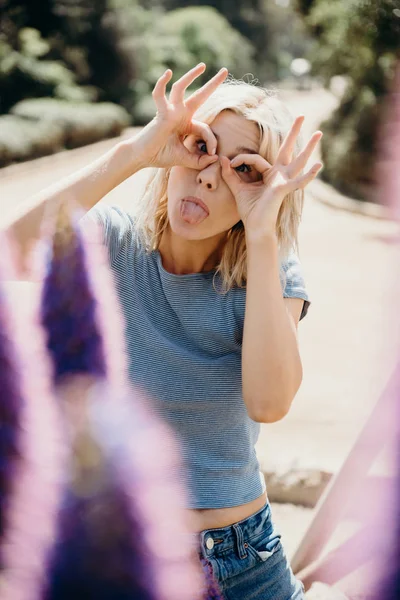 Femme Blonde Drôle Faisant Des Visages Avec Ses Mains Sur Photos De Stock Libres De Droits