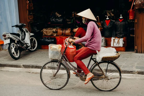 Hoi Vietnam Juillet 2013 Femme Vietnamienne Vélo Dans Les Rues Photo De Stock