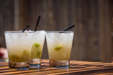 Üç bardak taze caipirinha içmek için hazır