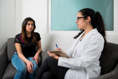 Genç bayan hasta kadın doktor ile terapi