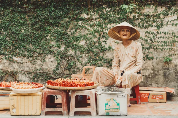 Χόι Βιετνάμ Βιετνάμ Ιούλιος 2013 Παλιά Βιετνάμ Γυναίκα Που Πωλούν — Φωτογραφία Αρχείου