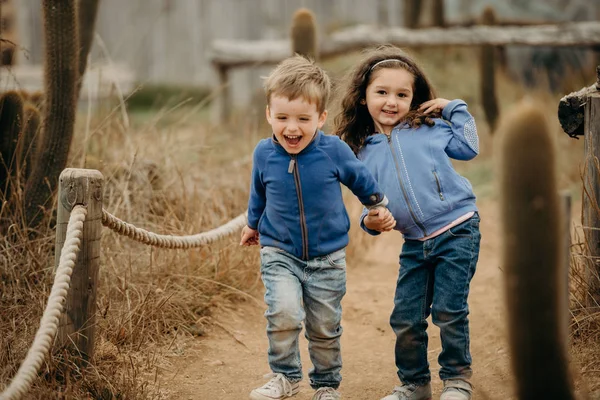 Zwei Süße Kleine Jungen Und Mädchen Die Zusammen Laufen Und — Stockfoto