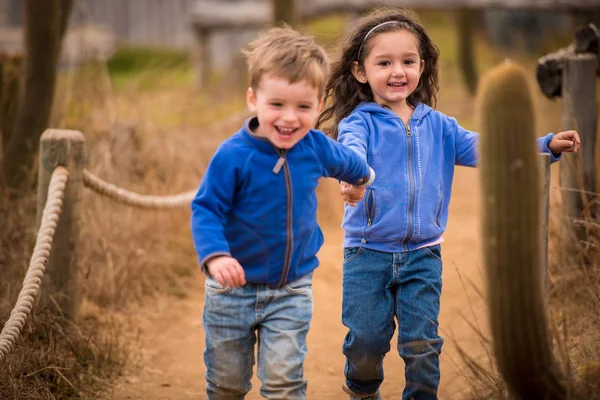 Dos Lindo Niño Niña Corriendo Divirtiéndose Juntos — Foto de Stock