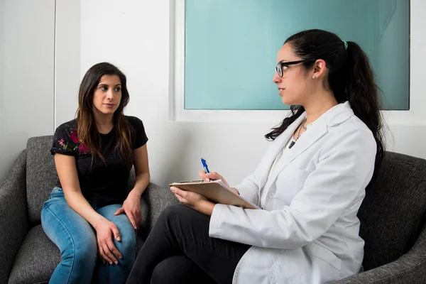 Young Female Patient Therapy Female Doctor — Stock Photo, Image