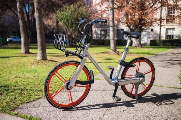 市では 近代的な都市の新しい交通システムの公共の自転車 — ストック写真