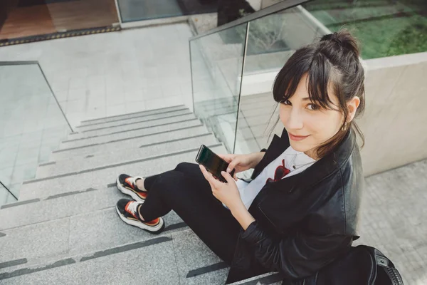 Jovem Bela Mulher Sentada Nas Escadas Cidade Usando Seu Telefone Imagens De Bancos De Imagens