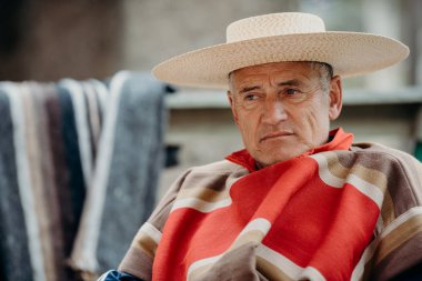 Tipik Şili huasosu gibi giyinmiş yakışıklı olgun bir adam.