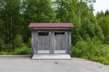 Lapland Finland, tuvalet yan tarafında bir park yeri bir yaz gününde