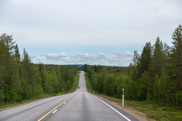 라플란드 핀란드 자동차와 북쪽도로 — 스톡 사진