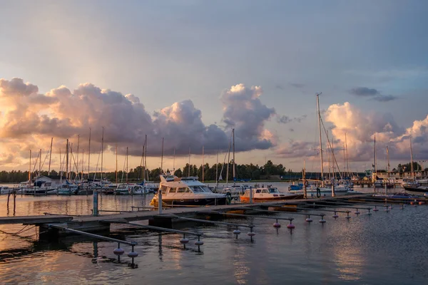 Yazı işleri 08.18.2018 Tammisaari Raasepori Finlandiya Marina kasabanın gün batımı ile bir akşam